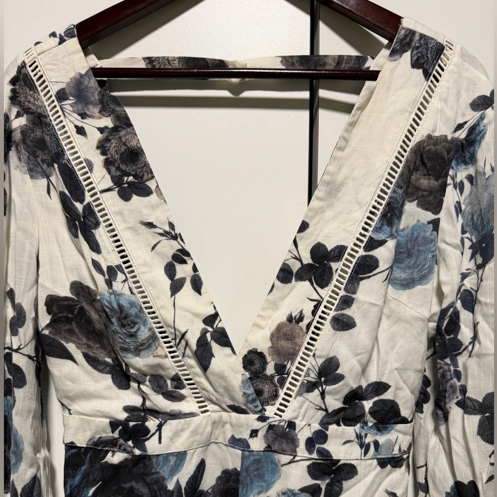 L'ATISTE Deep V-neck Bell sleeves
Floral Romper - Picture 3 of 7